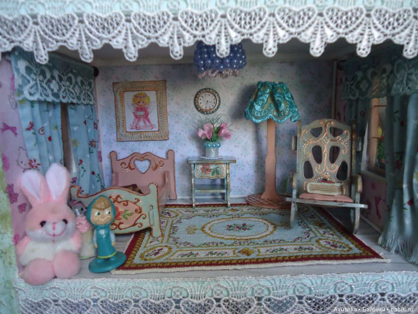 Вышитые миниатюрные коврики для коллекционных домиков