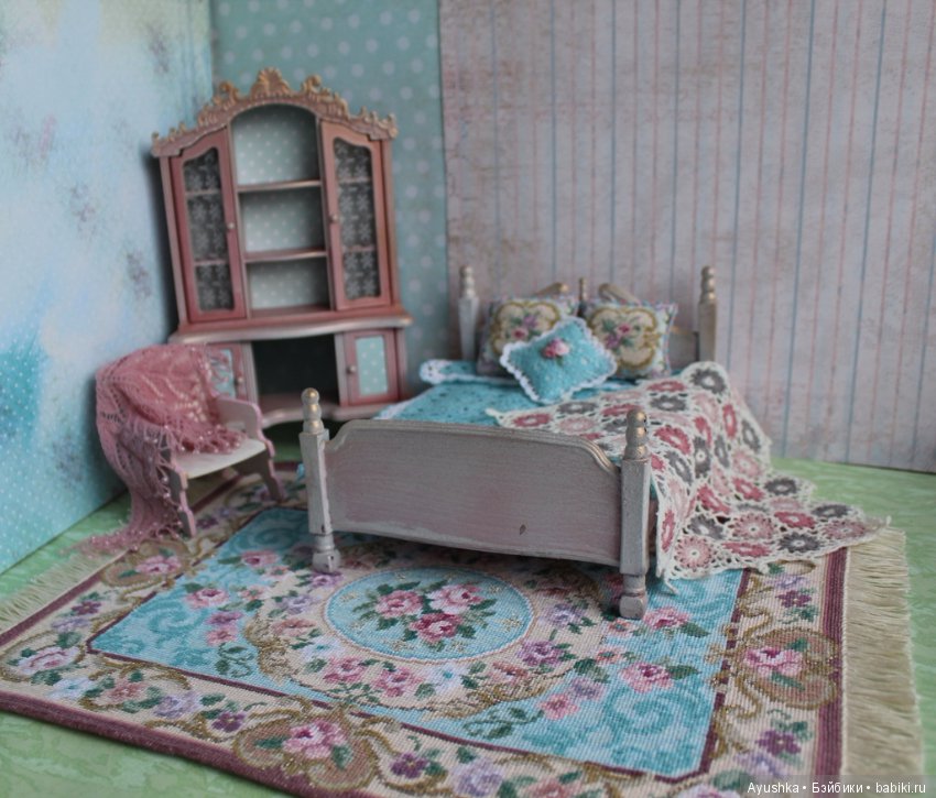 Вышитые миниатюрные коврики для коллекционных домиков