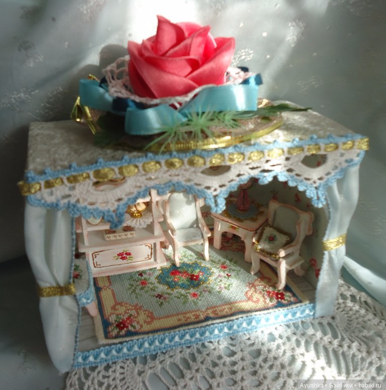 Вышитые миниатюрные коврики для коллекционных домиков