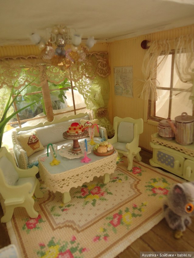 Вышитые миниатюрные коврики для коллекционных домиков