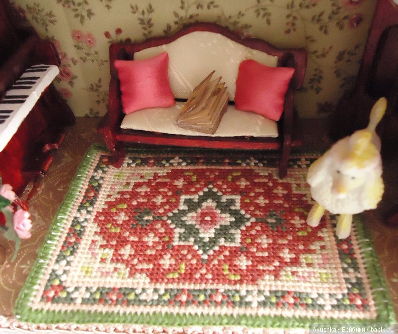 Вышитые миниатюрные коврики для коллекционных домиков