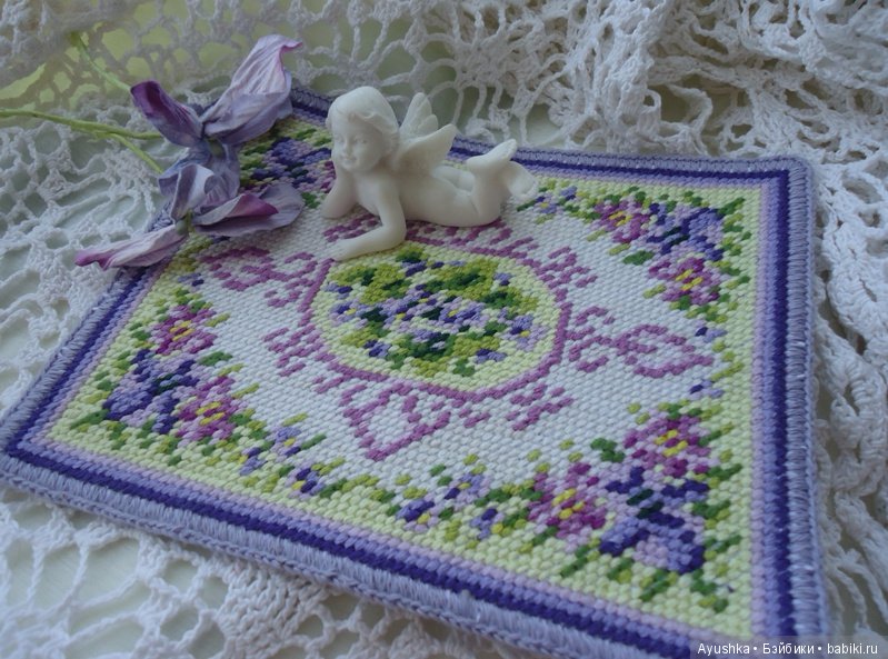 Вышитые миниатюрные коврики для коллекционных домиков