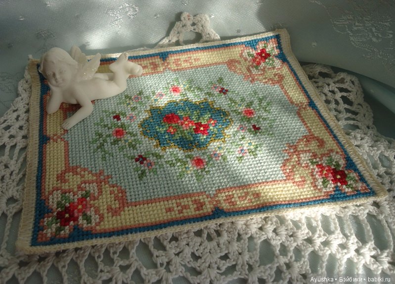 Вышитые миниатюрные коврики для коллекционных домиков