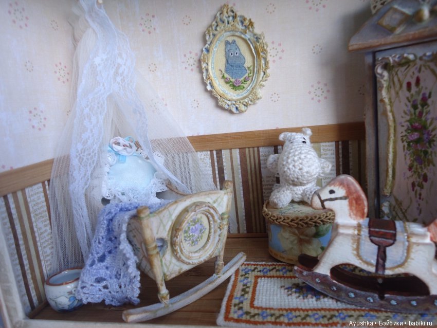 Вышитые миниатюрные коврики для коллекционных домиков