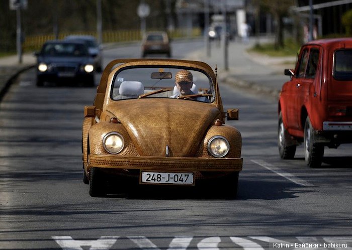 Пенсионер за два года превратил свой Фольксваген Жук в произведение искусства из дерева (фото 5)