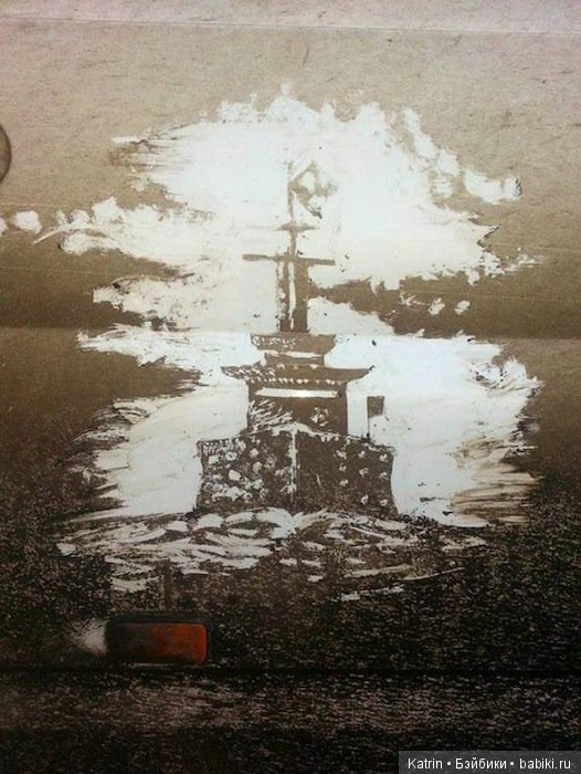 Развозчик цветов использует вместо красок и холста грязь на капоте своего грузовика (фото 3)