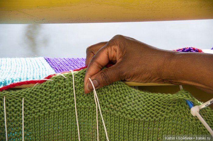 Вязанные украшения для моста имени Энди Уорхолла (фото 5)