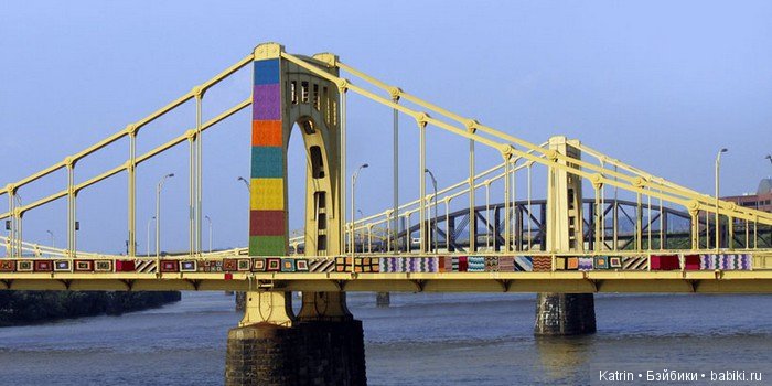 Вязанные украшения для моста имени Энди Уорхолла (фото 3)