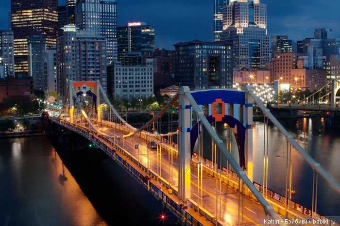 Вязанные украшения для моста имени Энди Уорхолла