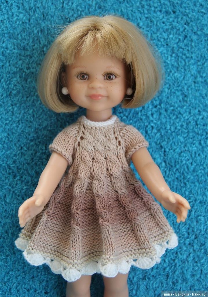 Платье на куклу спицами
