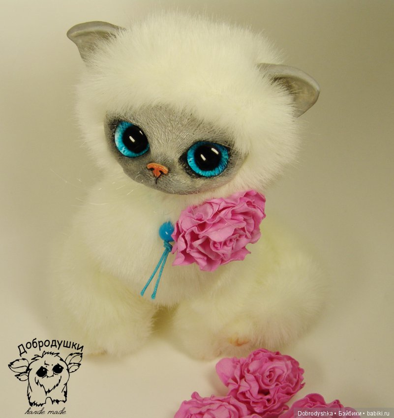 Котенок Василиска в розах