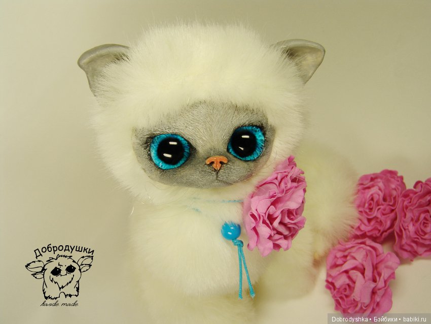 Котенок Василиска в розах