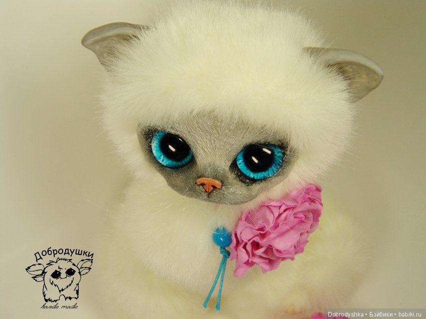 Котенок Василиска в розах