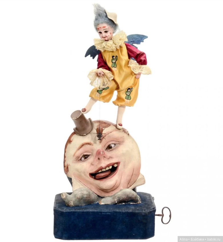 Крылатый клоун дразнит Луну жуком на верёвочке, автоматон