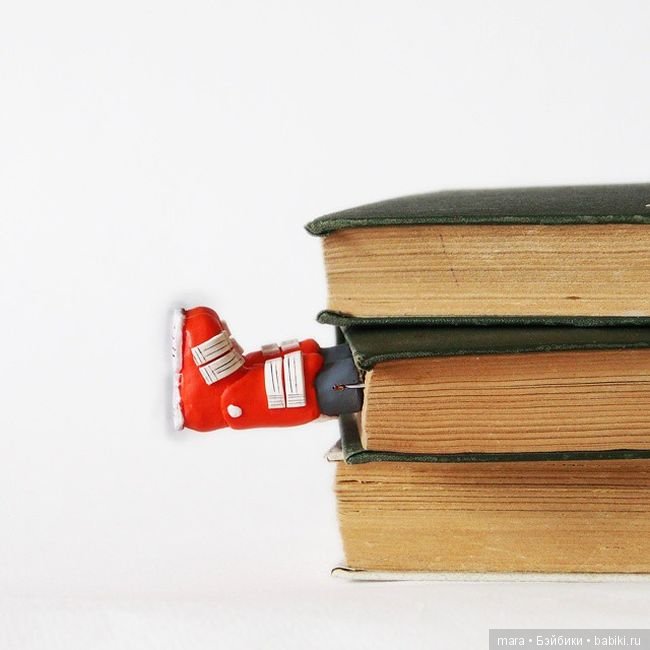 Книжные закладки в виде ног (фото 7)