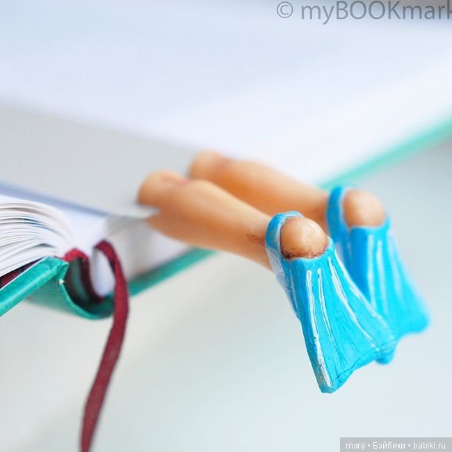 Книжные закладки в виде ног (фото 6)
