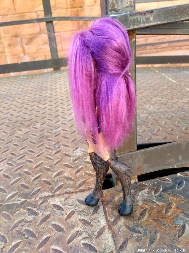 Сатирша из подделки Монстр Хай (фото 7)