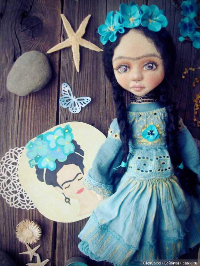 Маленькая Фрида в голубом. Текстильная кукла (фото 2)