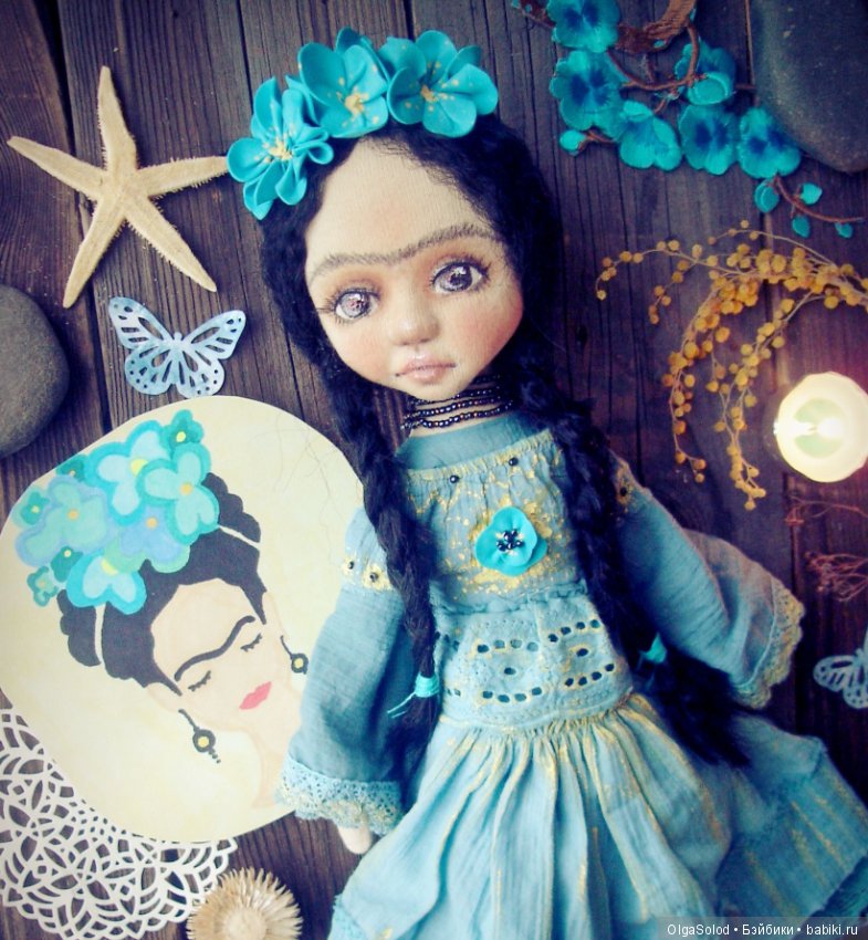 Маленькая Фрида в голубом. Текстильная кукла (фото 3)