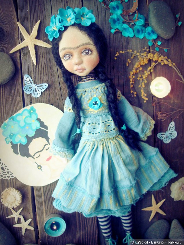 Маленькая Фрида в голубом. Текстильная кукла
