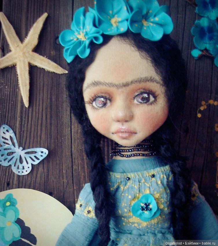Маленькая Фрида в голубом. Текстильная кукла (фото 6)