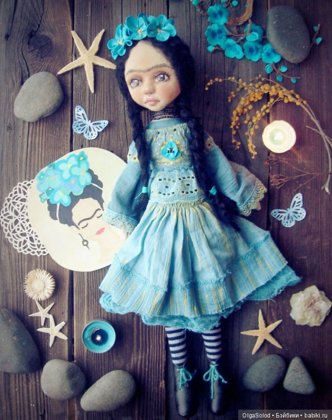 Маленькая Фрида в голубом. Текстильная кукла (фото 5)