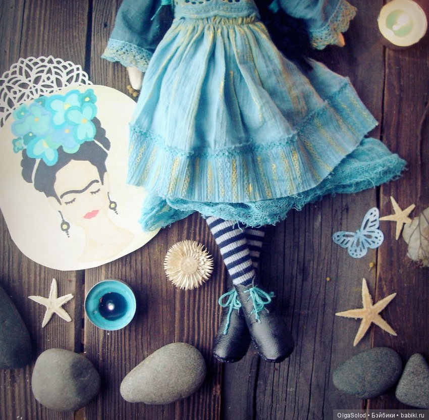 Маленькая Фрида в голубом. Текстильная кукла (фото 4)