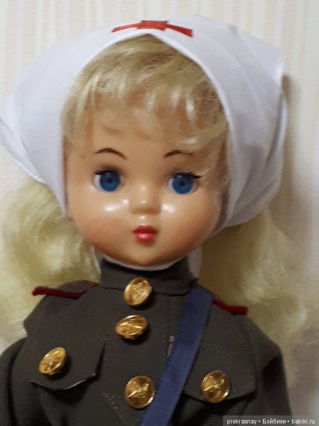 Кукла в военной форме. Куклы военного времени. Кукла 45 года. Вязаная кукла в военной форме.