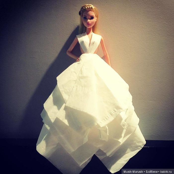 Мастер создает свадебные платья для своих кукол барби, используя туалетную бумагу вместо ткани