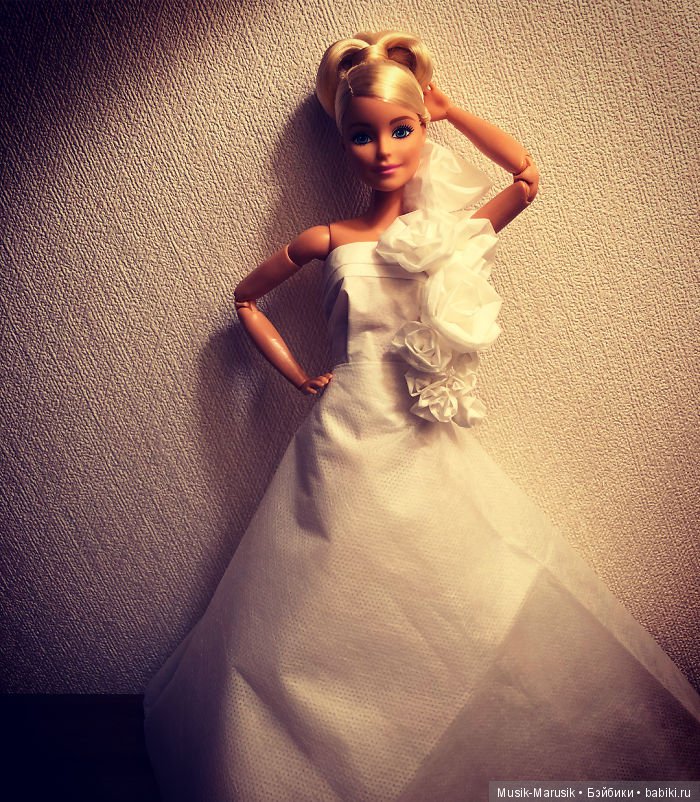 Мастер создает свадебные платья для своих кукол барби, используя туалетную бумагу вместо ткани