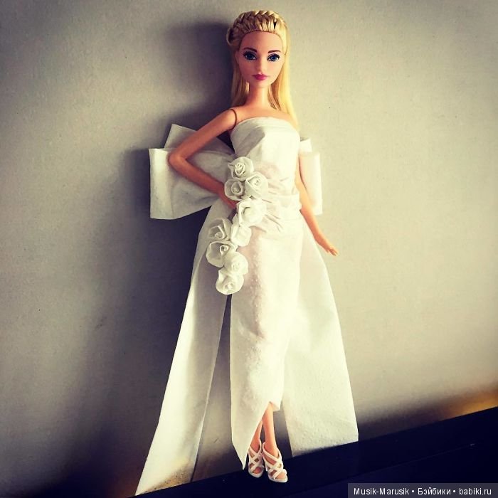 Мастер создает свадебные платья для своих кукол барби, используя туалетную бумагу вместо ткани