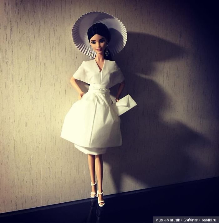 Мастер создает свадебные платья для своих кукол барби, используя туалетную бумагу вместо ткани