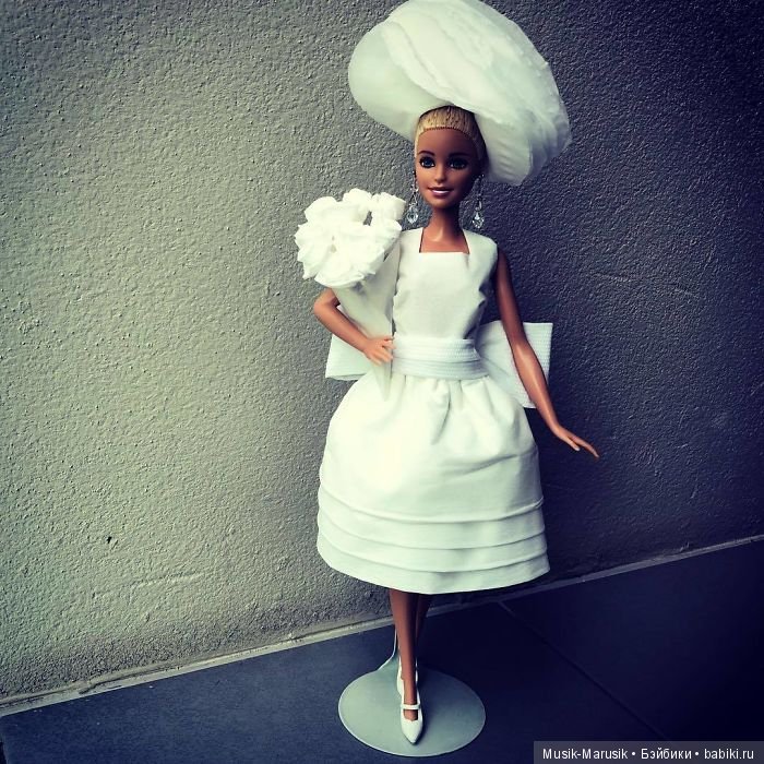 Мастер создает свадебные платья для своих кукол барби, используя туалетную бумагу вместо ткани