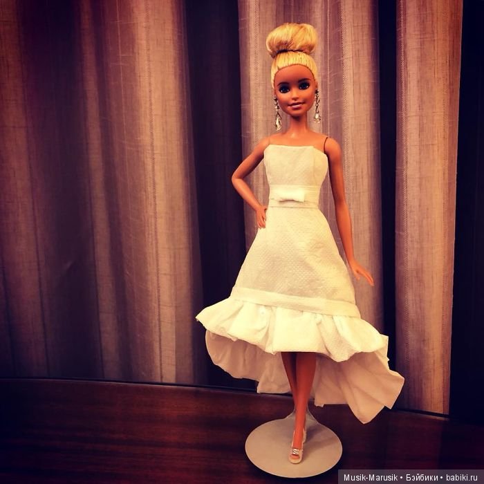 Мастер создает свадебные платья для своих кукол барби, используя туалетную бумагу вместо ткани