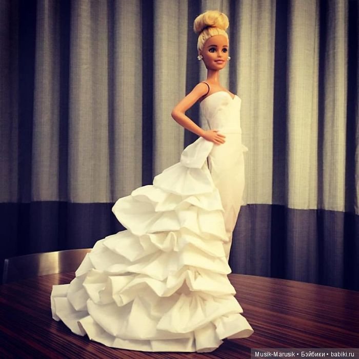 Мастер создает свадебные платья для своих кукол барби, используя туалетную бумагу вместо ткани