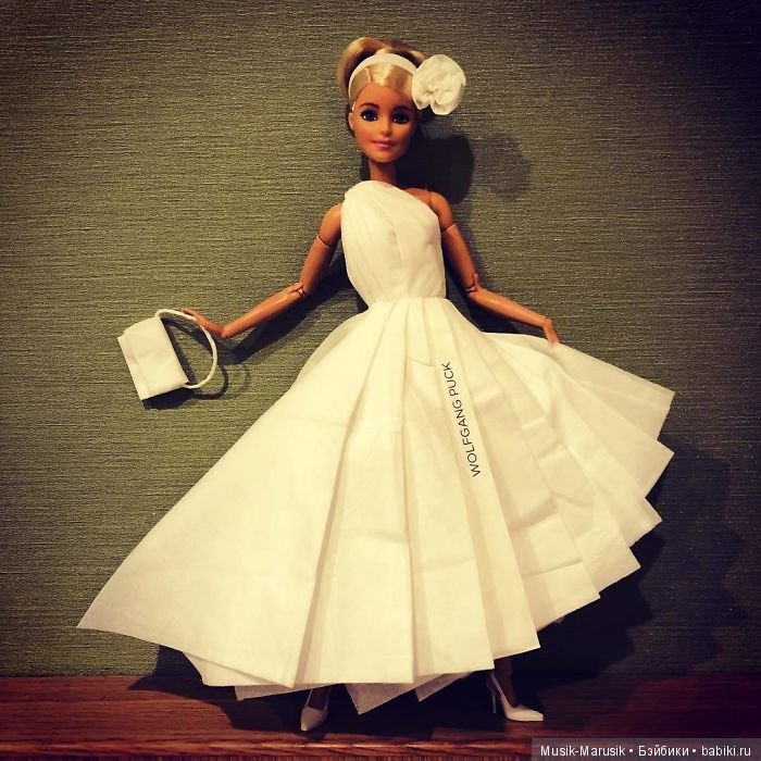 Мастер создает свадебные платья для своих кукол барби, используя туалетную бумагу вместо ткани