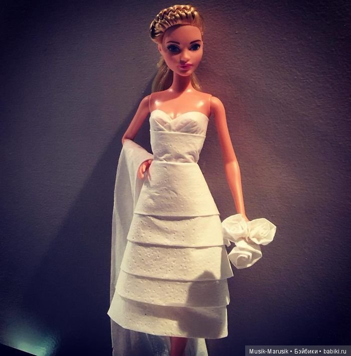 Мастер создает свадебные платья для своих кукол барби, используя туалетную бумагу вместо ткани