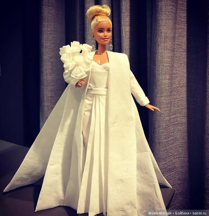 Мастер создает свадебные платья для своих кукол барби, используя туалетную бумагу вместо ткани