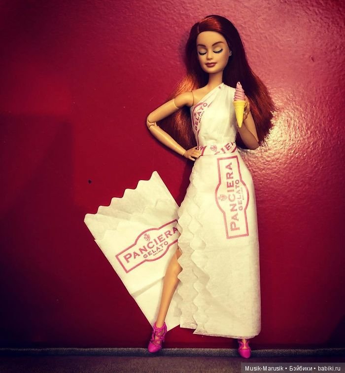 Мастер создает свадебные платья для своих кукол барби, используя туалетную бумагу вместо ткани