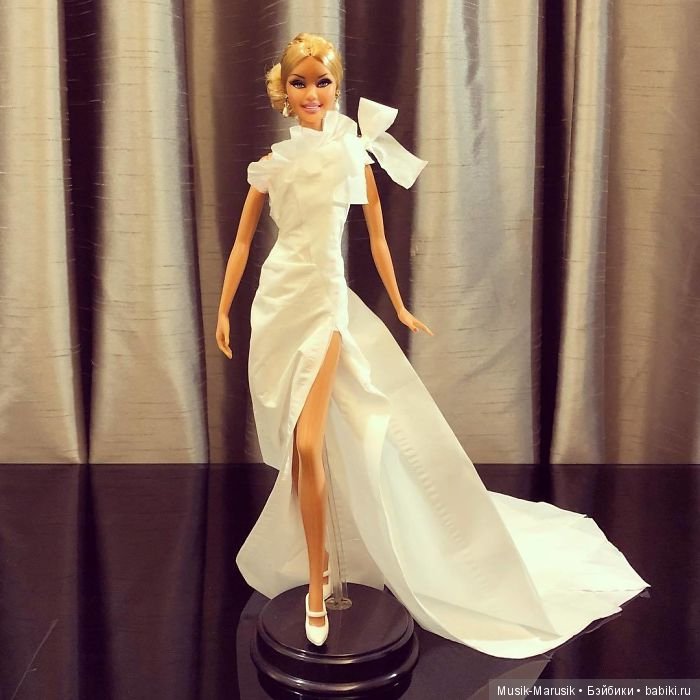 Мастер создает свадебные платья для своих кукол барби, используя туалетную бумагу вместо ткани