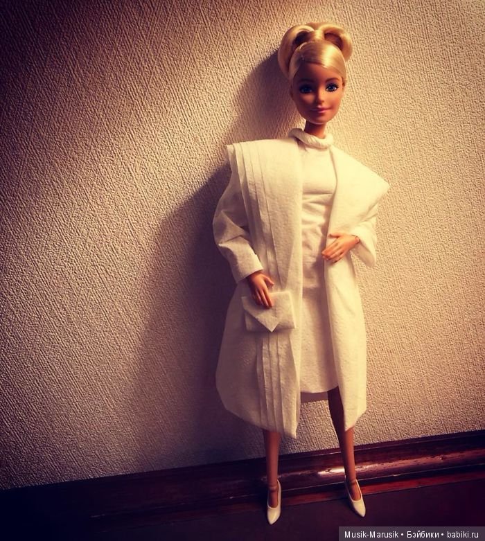 Мастер создает свадебные платья для своих кукол барби, используя туалетную бумагу вместо ткани