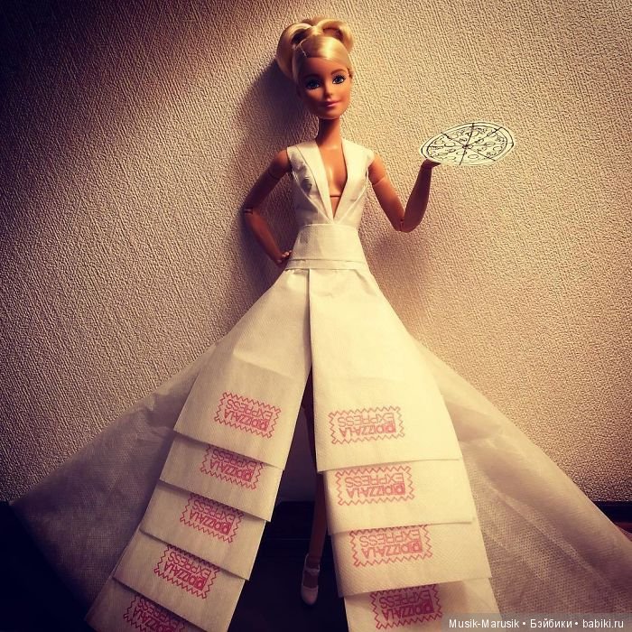 Мастер создает свадебные платья для своих кукол барби, используя туалетную бумагу вместо ткани