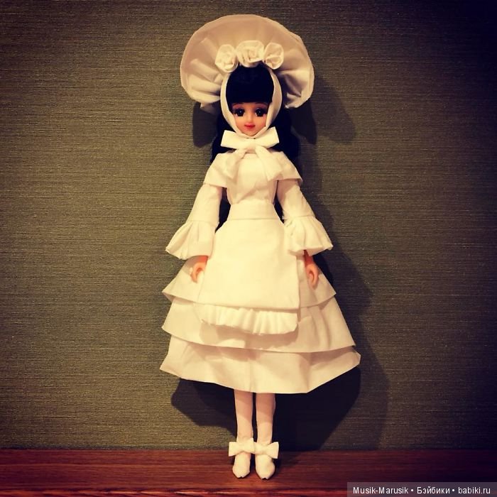 Мастер создает свадебные платья для своих кукол барби, используя туалетную бумагу вместо ткани