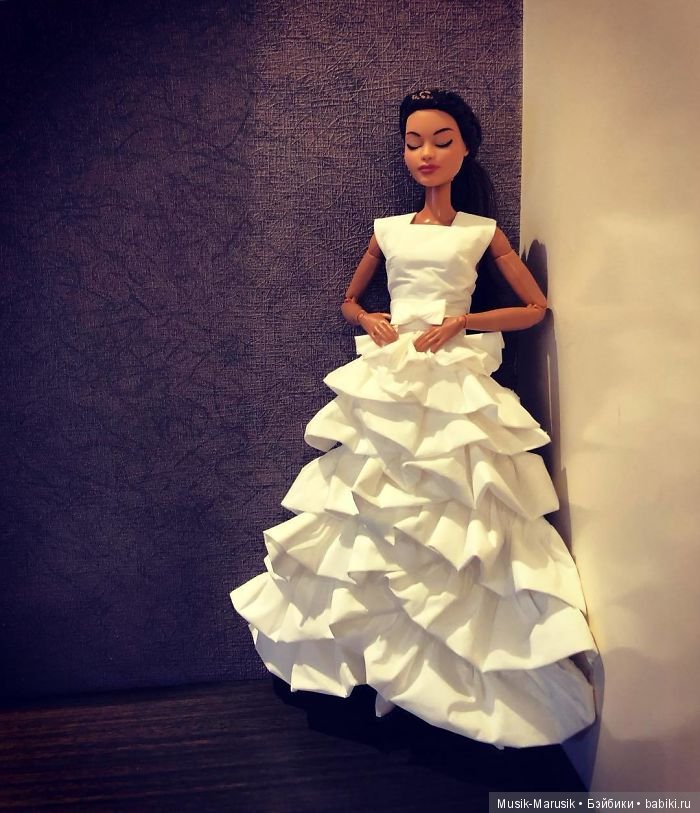 Мастер создает свадебные платья для своих кукол барби, используя туалетную бумагу вместо ткани