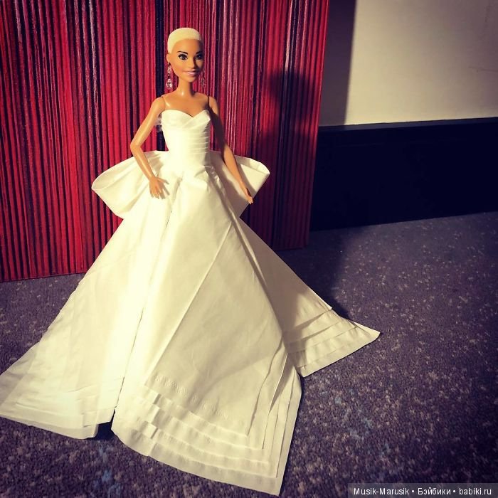 Мастер создает свадебные платья для своих кукол барби, используя туалетную бумагу вместо ткани