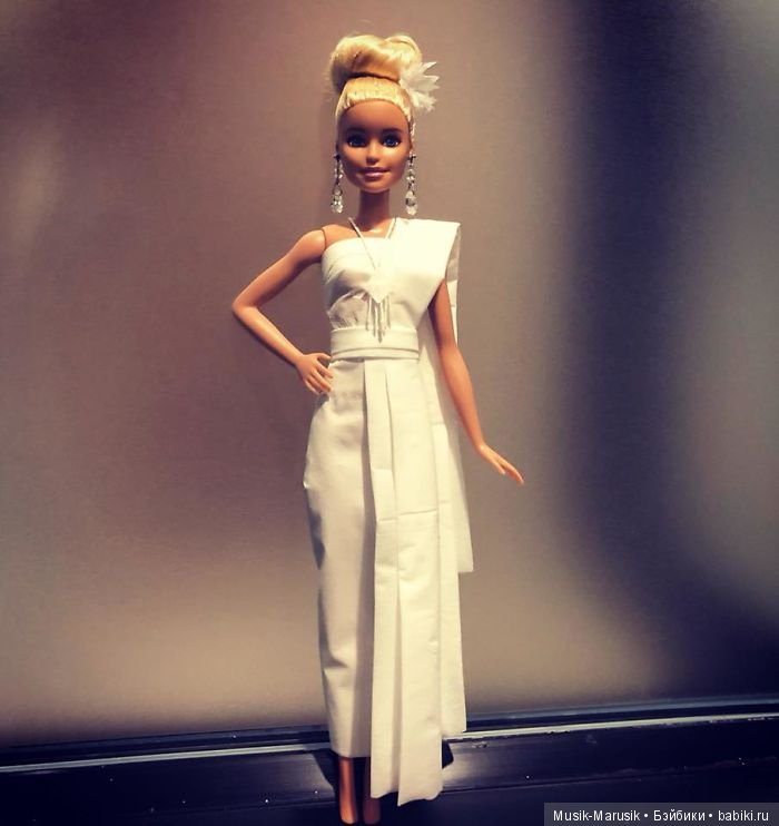 Мастер создает свадебные платья для своих кукол барби, используя туалетную бумагу вместо ткани