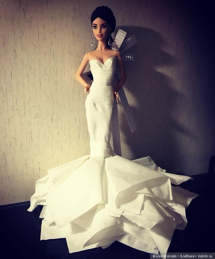 Мастер создает свадебные платья для своих кукол барби, используя туалетную бумагу вместо ткани (фото 9)