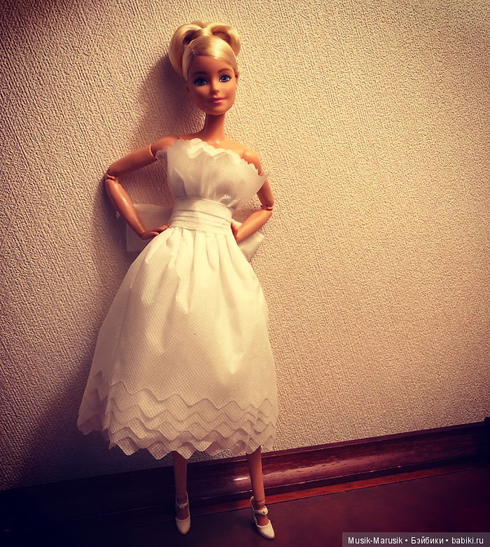 Мастер создает свадебные платья для своих кукол барби, используя туалетную бумагу вместо ткани