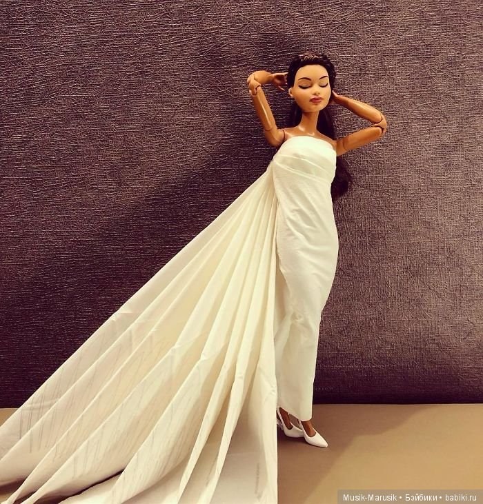 Мастер создает свадебные платья для своих кукол барби, используя туалетную бумагу вместо ткани