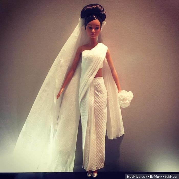 Мастер создает свадебные платья для своих кукол барби, используя туалетную бумагу вместо ткани